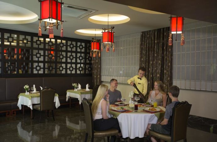 Найкращий сімейний відпочинок у ROYAL ALHAMBRA PALACE HOTEL 5 *