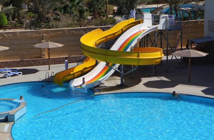 Сімейний відпочинок на березі Червоного моря
